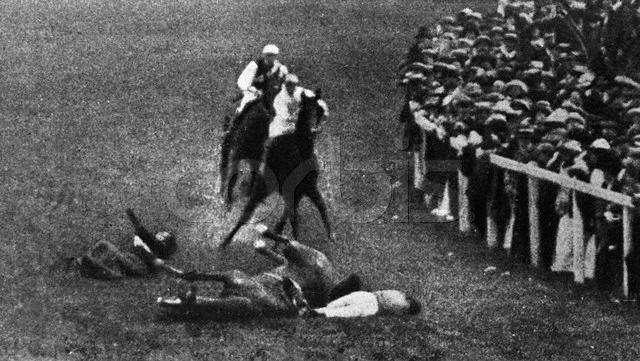 La sufragista Emily Davison resulta mortalmente golpeada por el potro del Rey Jorge V, Anmer, durante el 1913 Epsom Derby