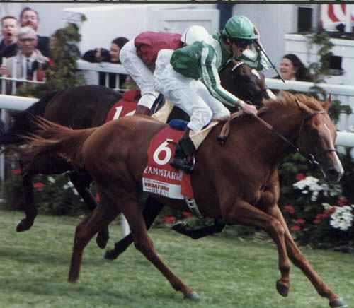 Lammtarra ganando el 1995 Epsom Derby
