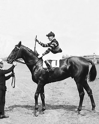La legendaria estrella Man O' War sin inmutarse tras vencer el 1920 Belmont Stakes, foto de Thoroughbredmemories