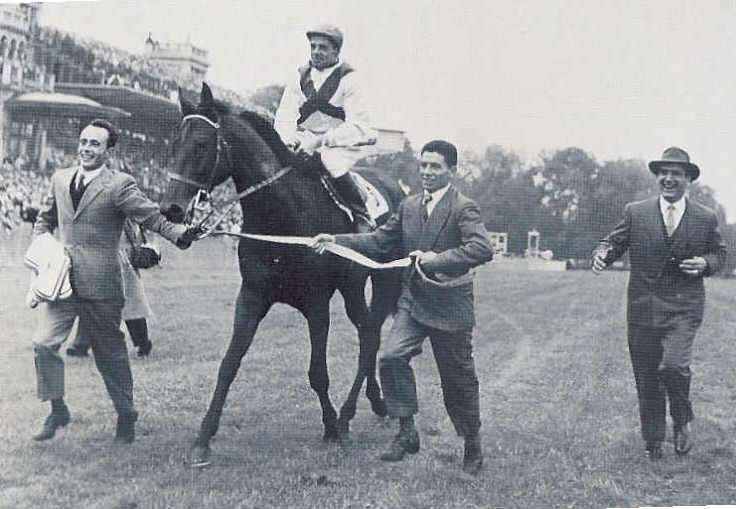 Ribot tras una de sus dos victorias en el Arco del Triunfo. Foto del libro Ribot, Cavallo del Secolo de Renzo Castelli